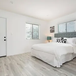 https://sunny-studio-in-the-heart-of-venice-a.topanaheimhotels.com